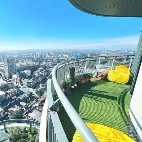 Luxury 1-Bedroom Apt with Stunning London Views, hotel in Barking