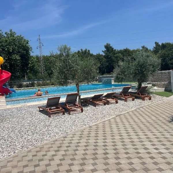 Camper Umma, khách sạn ở Pula