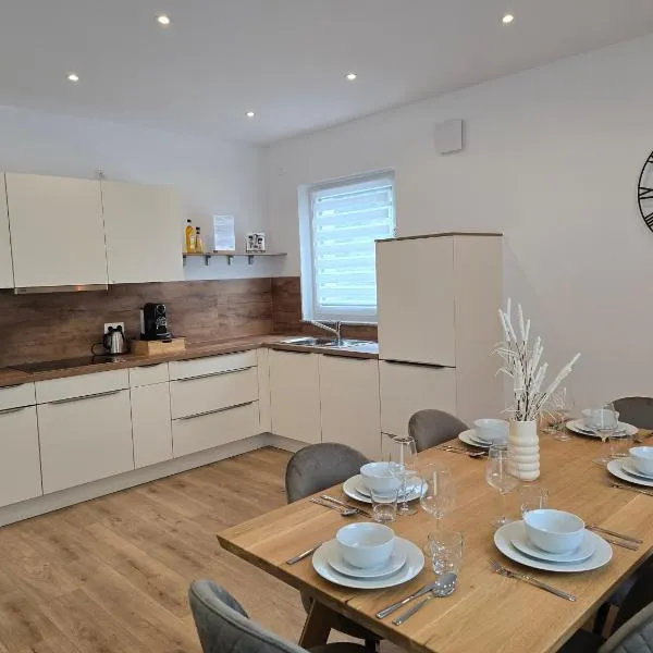 Apartment mit voll ausgestatetter Küche, Badewanne, Balkon, Parkplatz vor dem Haus, ruhig gelegen, ADA5, hotel v destinaci Kulmbach