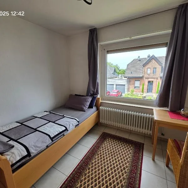 Ein bequemes Zimmer in einer ruhigen Umgebung Näher Zentrum mit gemeinsam genutzte Bad und Küchengeräte, hotel in Kleve