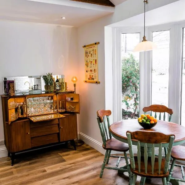 Spacious Victorian 4 Bed l Cocktail Bar Spa Bath Workspaces, khách sạn ở Plymouth