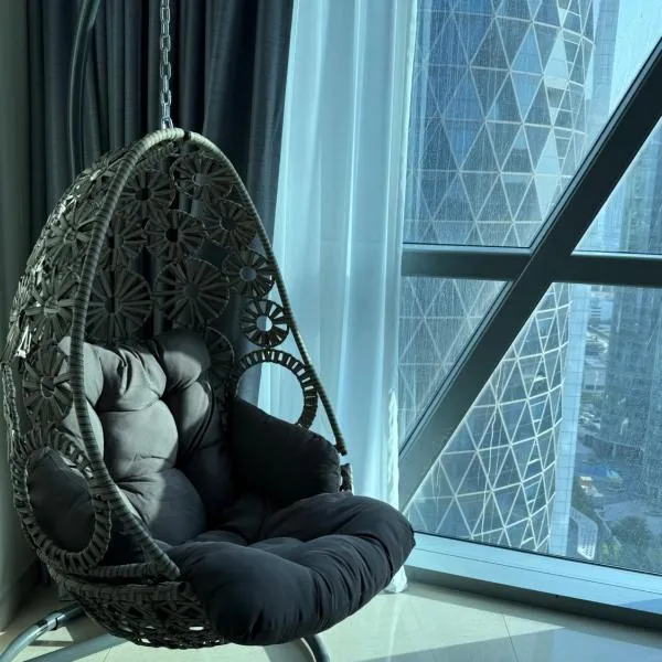DIFC 2BR High-Floor Apartment with Skyline Views 3 Mins to Dubai Mall, hotel in Dubai