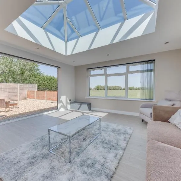Luxury Isla Cottages Bourne, Dog Friendly with Garden, Parking, Countryside Views, Family Holidays & Easy Access to Town, hotel in Lincolnshire