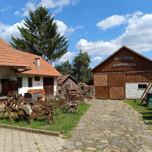 Spaní na seně, hotel in Milešín