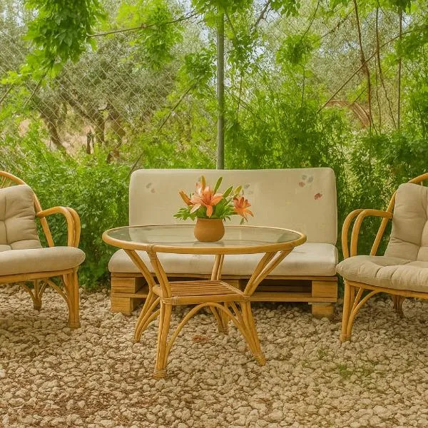 Marina's Garden Nests - Holiday Bliss Getaways, hotel di Romanós
