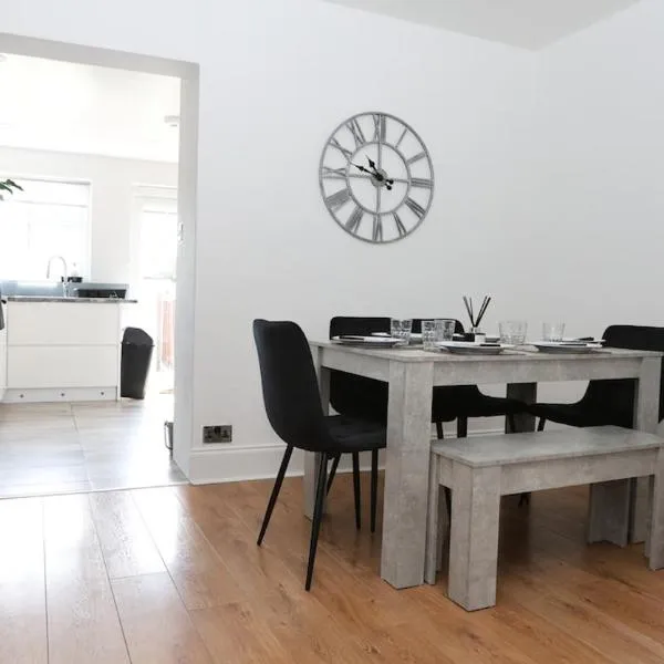Modern 2 bed house in Enfield with private driveway parking, hotel v destinácii Brimsdown Station