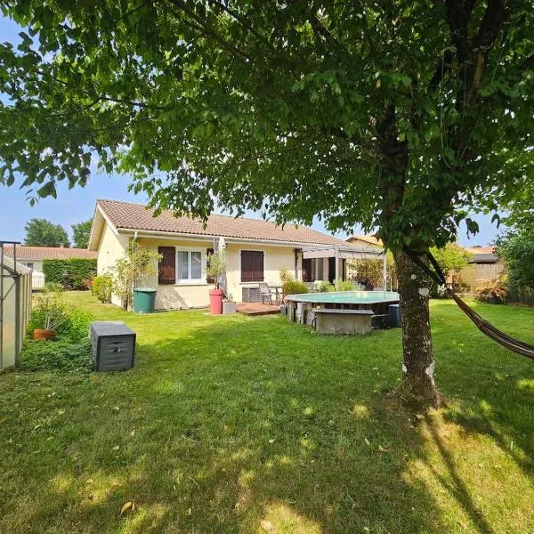 Family home, 3 bedrooms and private pool, hotel i Le Barp