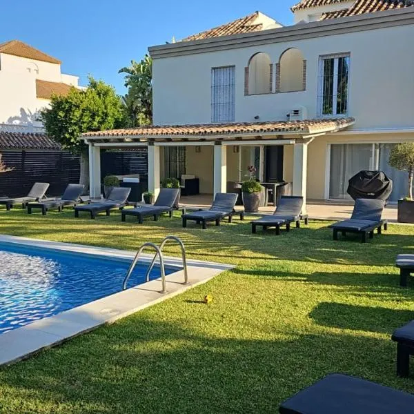 Stunning 5 Bedroom Villa in Puerto Banus with Pool, hotel en Marbella