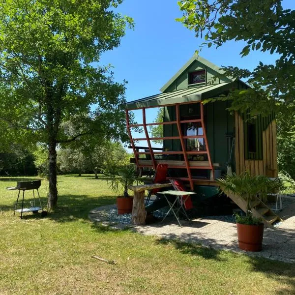 Tiny House Périgord Vert, hotel in Coulaures