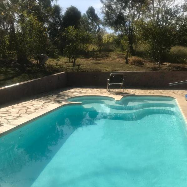 Casinha de campo na mata em condomínio rural