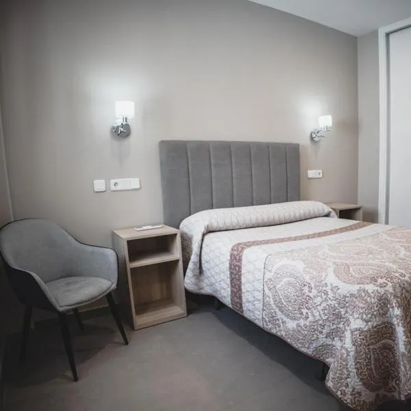 Apartamentos Turísticos Capitán Orellana, hotel v destinaci Orellana la Vieja