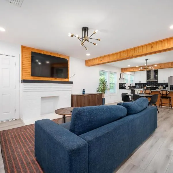 Chic 3BR Bungalow with Screened Porch & Patios, Hotel in Atlanta