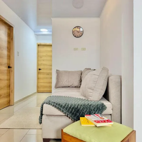 Departamento de lujo y acogedor, hotel en Santo Domingo de los Colorados