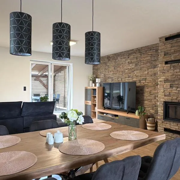 Home by the Pool & Garden, готель у місті Srbín