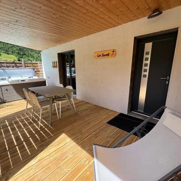 NEUF chalet 2p Le Suet JACUZZI privatif、Entremontのホテル