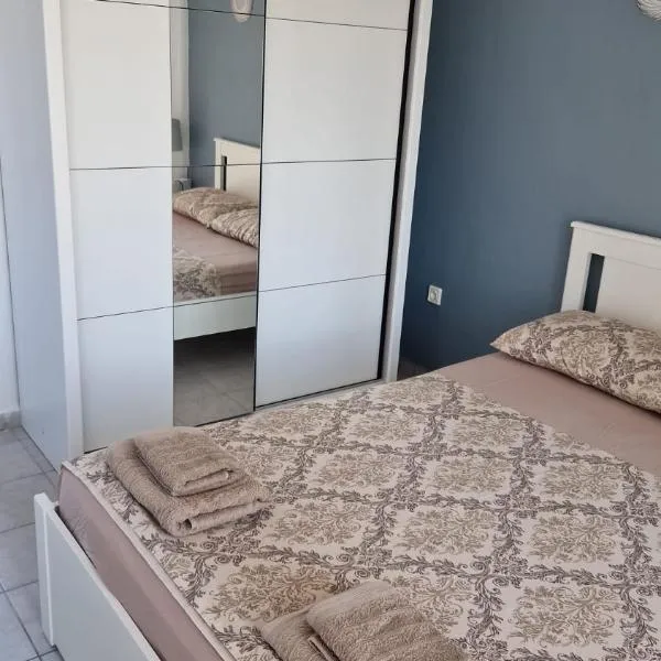 Blue Sky Apartments, hotel in Hanioti