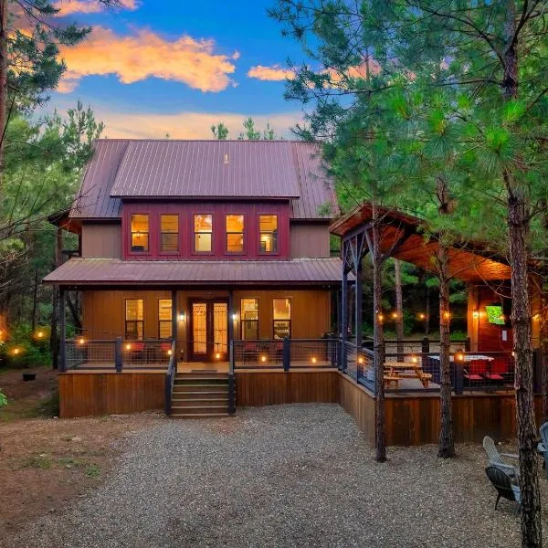 New! Near Attractions, Private Balcony, Pets Welcome, Paved Road, Hot Tub、ブロークン・ボウのホテル