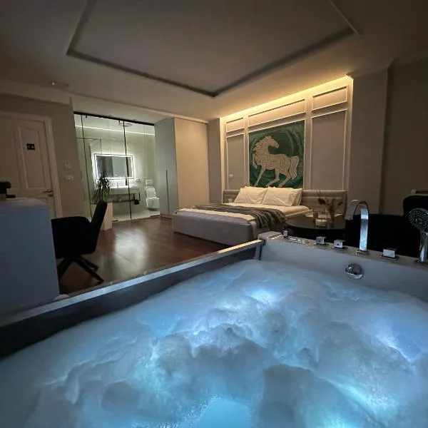 Lunarist - Premium Jacuzzi Suites Retreat Blloku, hotel v destinaci Tirana