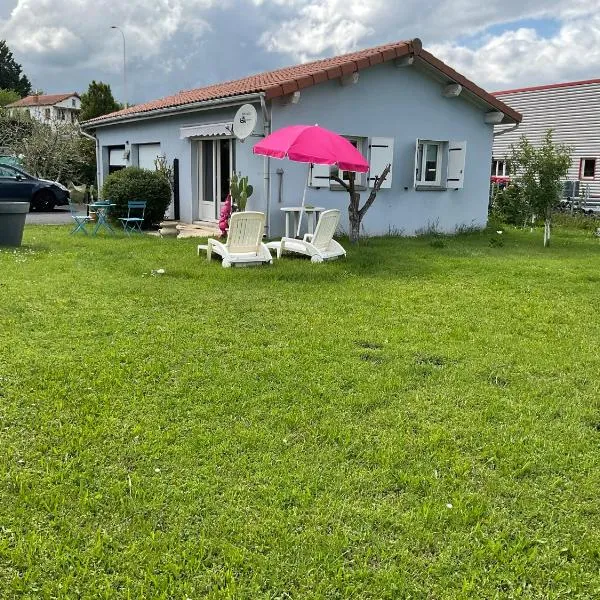 Studio la maison bleue, hotel v destinaci Issoire