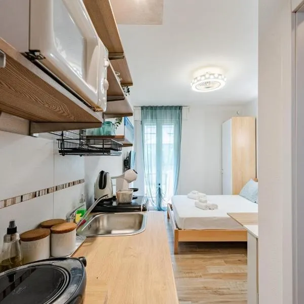 Bright Summer Studio Pool-Parking -30m dal Mare, hotel in Isola Bacucco