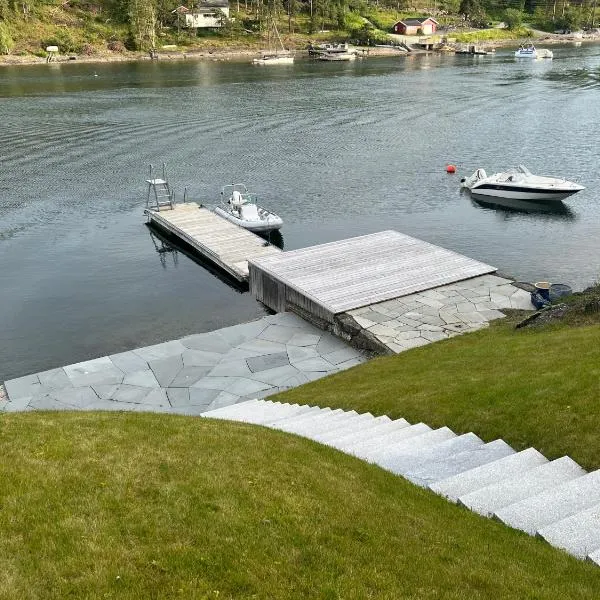 Beachfront apartment with private swimming dock, hotel in Asker