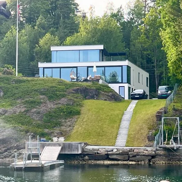 Beachfront apartment with private swimming dock, hotel sa Asker