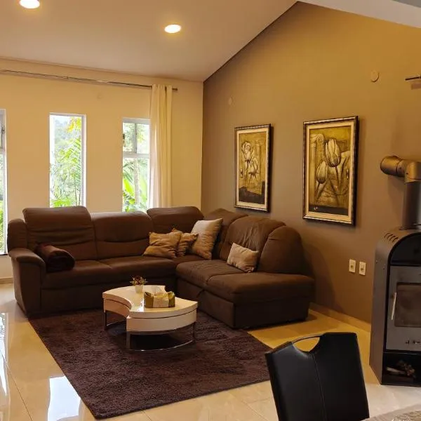 Casa Connect in Barrio Esperanza, 3 Zimmer, Küche, Parking, Sauna, ruhig, central, modern!, hótel í Hohenau