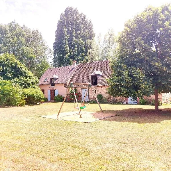 Gîte chaleureux dans un ancien corps de ferme avec wifi, cheminée et grand jardin à Châteaudun - FR-1-581-71, hotel in Châteaudun