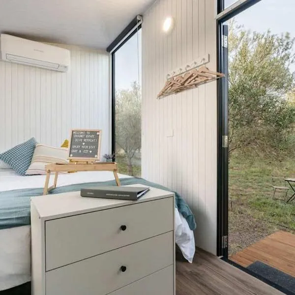Olive Grove Retreat 1 by Tiny Away, hotel in Lake Boga