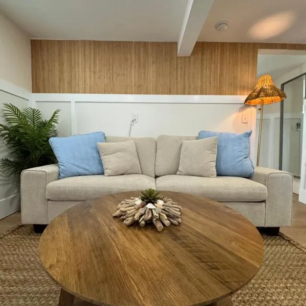 Contemporary Beach Bungalow - King Bed - 5min Walk to Beach, hotel v destinaci Clearwater Beach