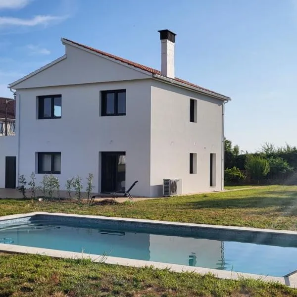 Casa doble con piscina a 1000 m de la playa, Hotel in Nigrán