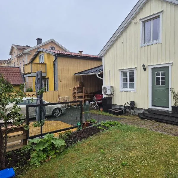 Lägenhet-vindsvåning i centrala öregrund, hotel sa Öregrund