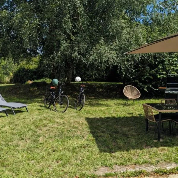 Gîte 4 personnes atypique avec services tout inclus, à l'orée d'une forêt privée, Hotel in Le Bodeuc