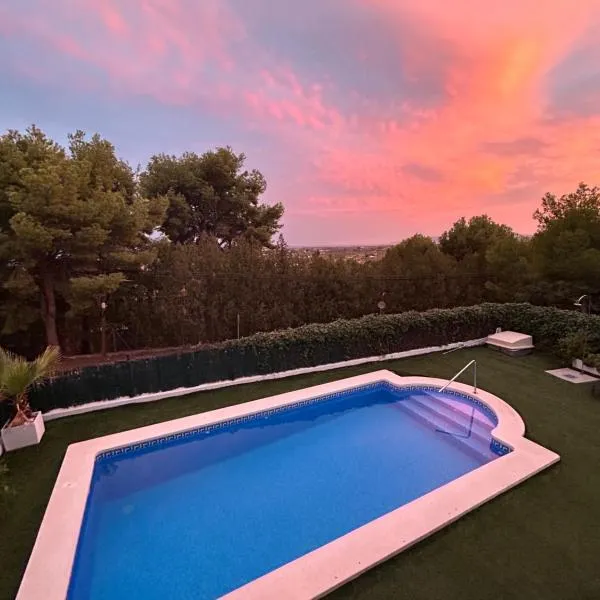 Chalet con piscina privada en Alcocebre, hotell sihtkohas Alcossebre