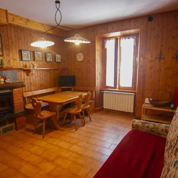 Appartamento piano terra in centro paese., hotel a Carona