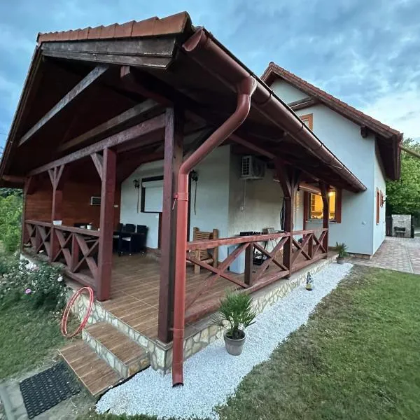 Holiday home with Jakuzzi and Sauna, hotel di Kisoroszi
