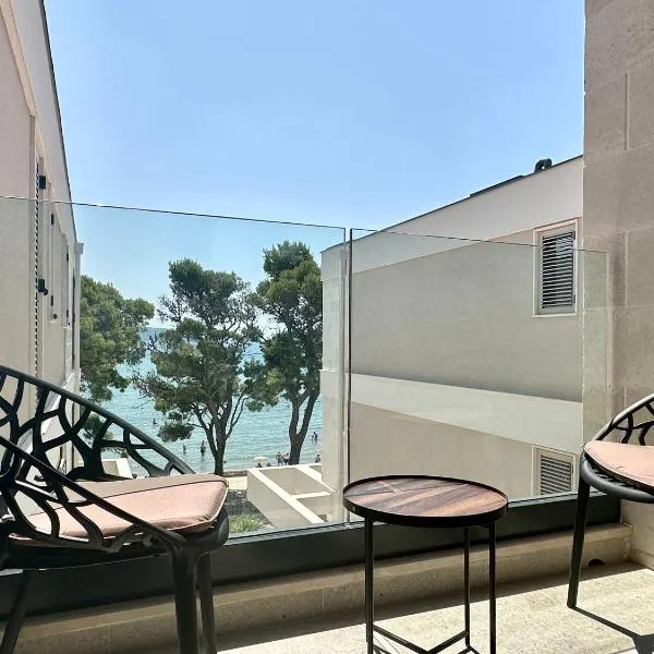 Isidora Seafront Apartments, hotel in Igalo