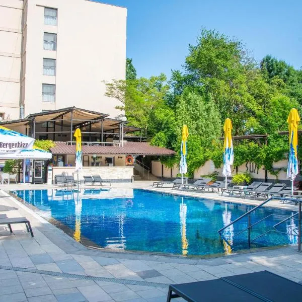 Hotel Recif โรงแรมในเนพทุน