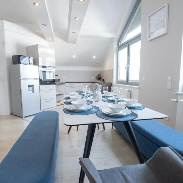 CASA 8070 Exklusive Maisonette-Wohnung 91qm 4 Zimmer ideal für Gruppen Familien Geschäftsreisende für 1-9 Personen inklusive WLAN Netflix WaipuTV Kaffee Tee & kostenloser Parkplatz am Haus, hotel v destinaci Ingolstadt