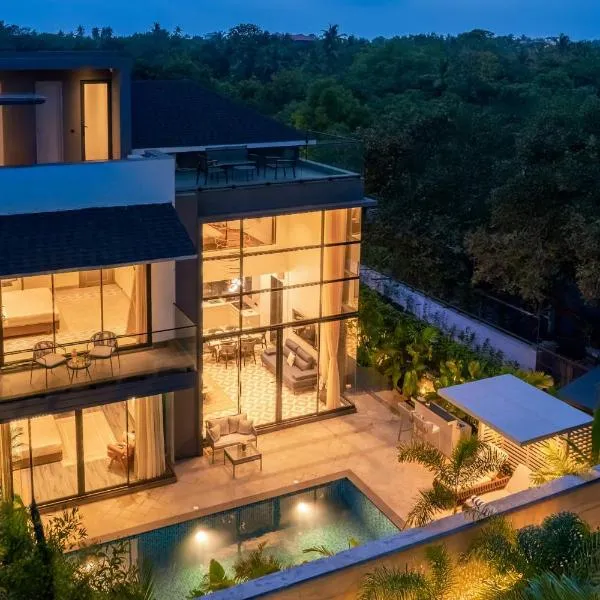 CASA JOE by StayVista luxurious 3BHK villa with Pvt Pool, Bathtub & Complimentary E-bikes, hotel in Vagator