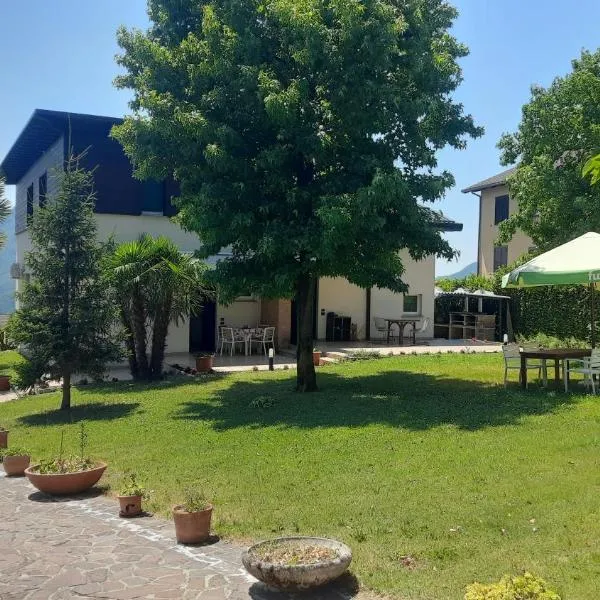 Villa Sara - Lake view, Garden & Private Parking, Hotel in Lecco