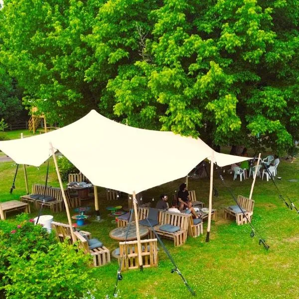 Friendly Camping and Lodges, hotel em Saint-Pardoux-la-Rivière