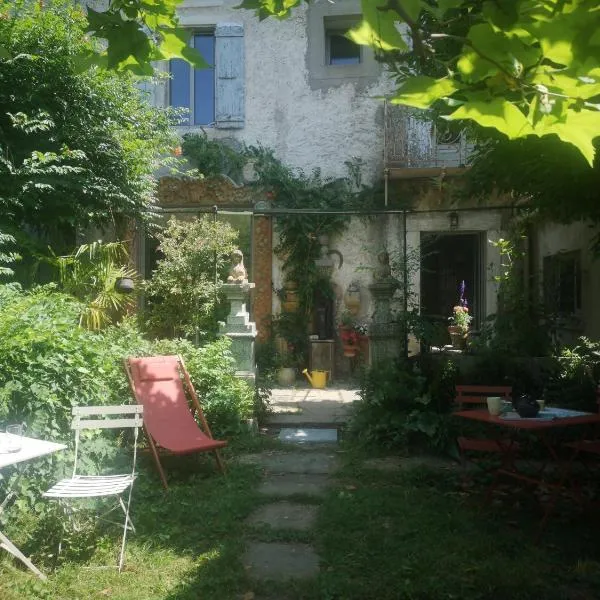 Une chambre au jardin, hotel in Saint-Pons-de-Thomières