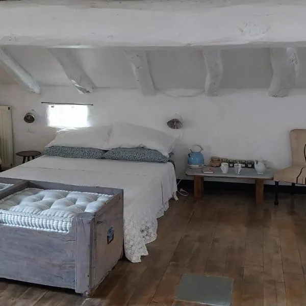 eremo artistico con hot tub idromassaggio e sala giochi, hotel v destinaci Neirone