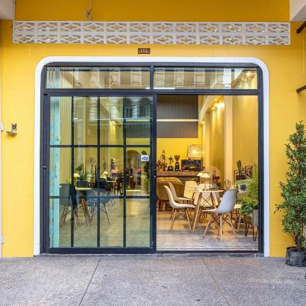 113 Yellow House Hostel, khách sạn ở Phuket