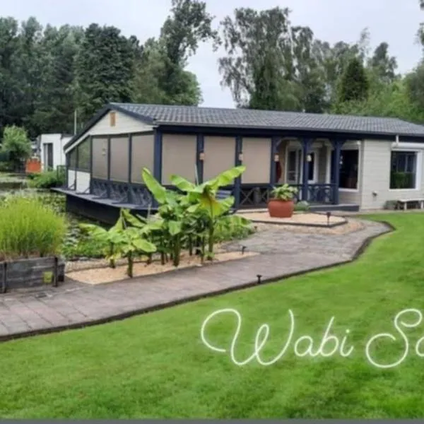 Prachtige chalet Wabi Sabi aan het water!, hotel in Geel