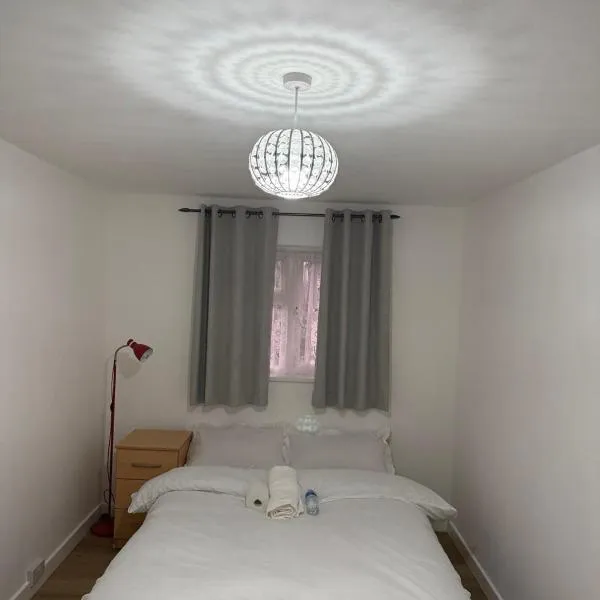 Modern double bed - Central Dartford, hotel u gradu Dartford