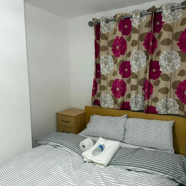 Modern double bed - Central Dartford, hotel in Dartford