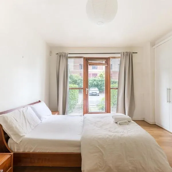 Spacious 2-Bed Apartment Opposite Santry Park & 10 Min Away from Airport, hotel in Dublin