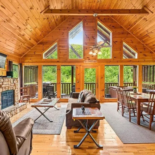 Cubby Bear Smoky Mountain Cabin - Summer Specials!, ξενοδοχείο σε Sevierville
